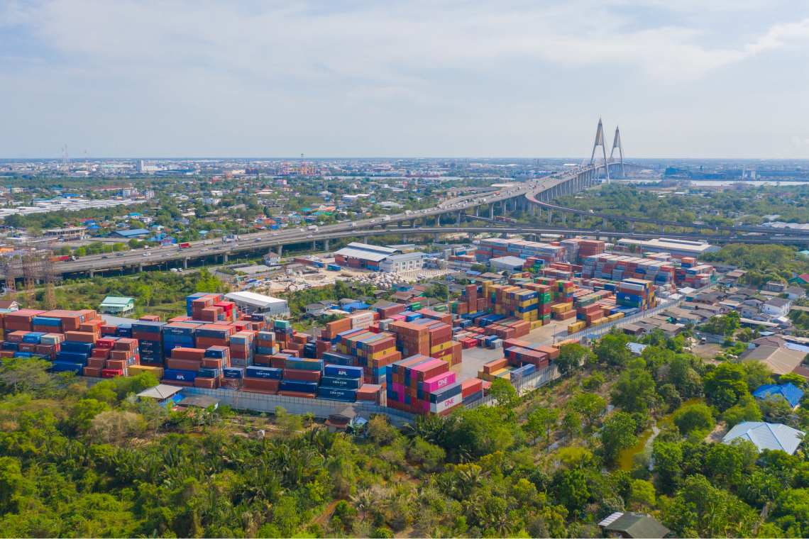 shipping-container-site-loading-in-logistic-port